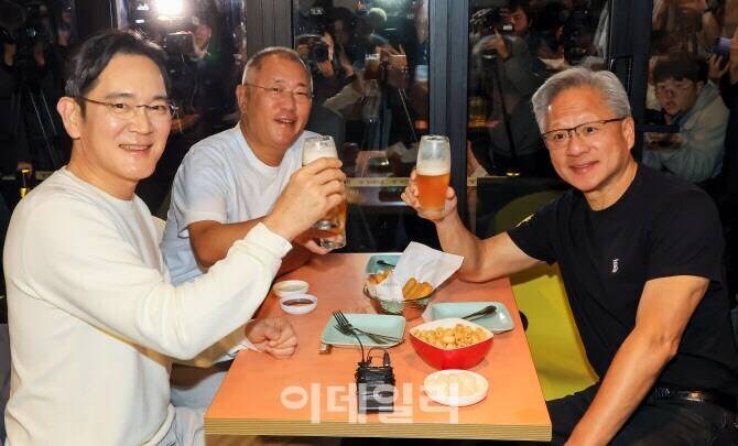 폰팔이, 차팔이, 용팔이가 치킨 먹는 짤_1.jpg