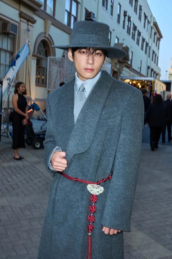 헐리웃 보그쇼에 참석한 BTS 뷔 패션_4.png