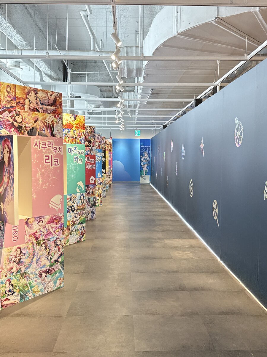 [한국]러브라이브! 선샤인!! Aqours 9주년 기념 전시회 한국 한정 3차특전_40.jpg