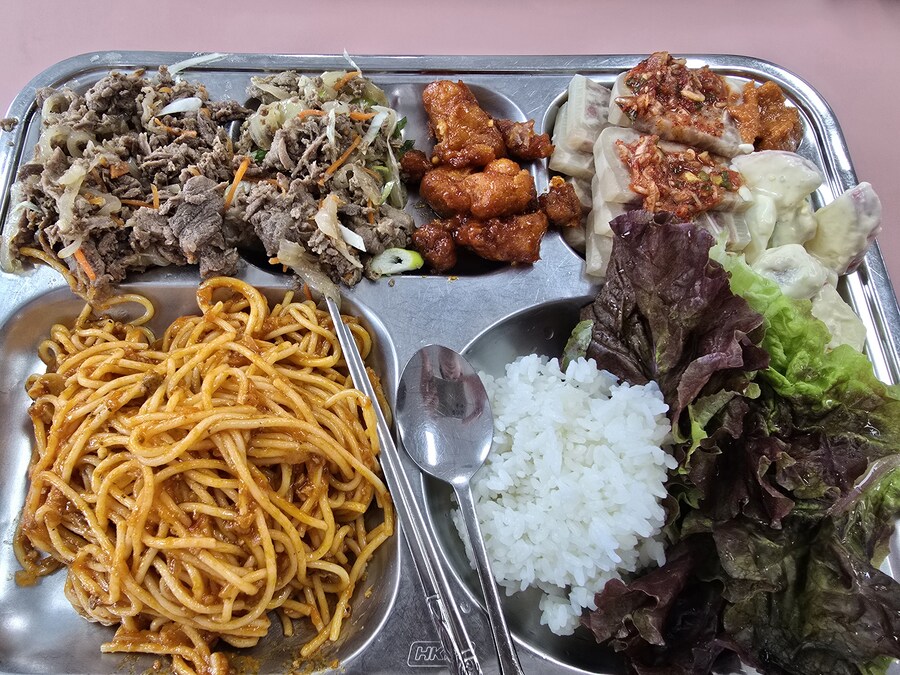 창립 기념일이라고 특식줬네_1.jpg