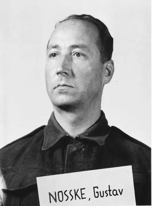 아인자츠그루펜 지휘관들 하나같이 존나 못생겼네_16.webp