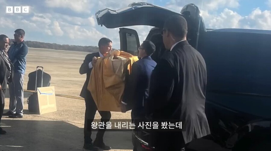 BbC)에어포스원에 금관 실으려고 하는 사진_1.jpg