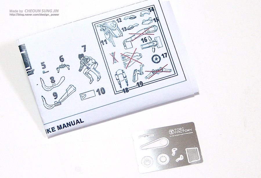 Topgun Pilot w/Bike Riding Scene 모형 키트_3.jpg