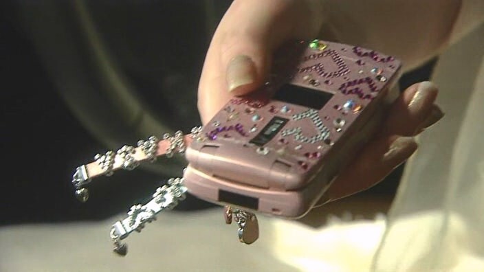 여자친구가 사주는 폴더폰을 조심해야해요_11.jpg