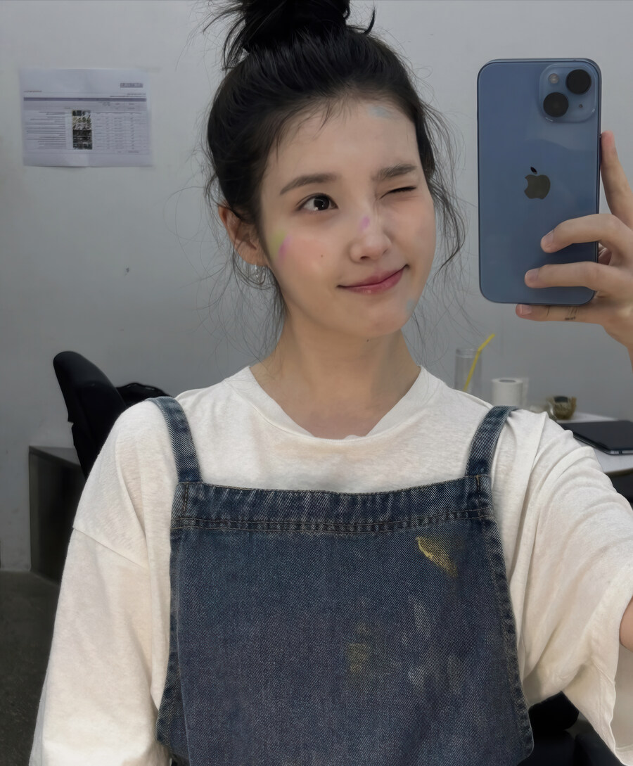2025.11.06 아이유 인스타그램 사진 보정_5.jpg