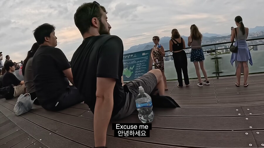 유튜브) 외국인들 사진찍어서 선물해주는 유튜버_4.png