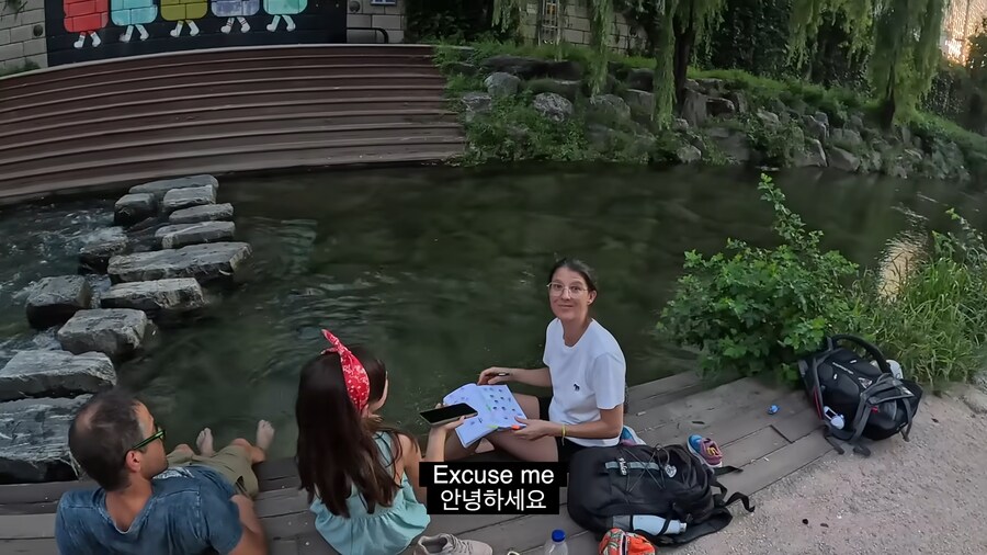 유튜브) 외국인들 사진찍어서 선물해주는 유튜버_13.png