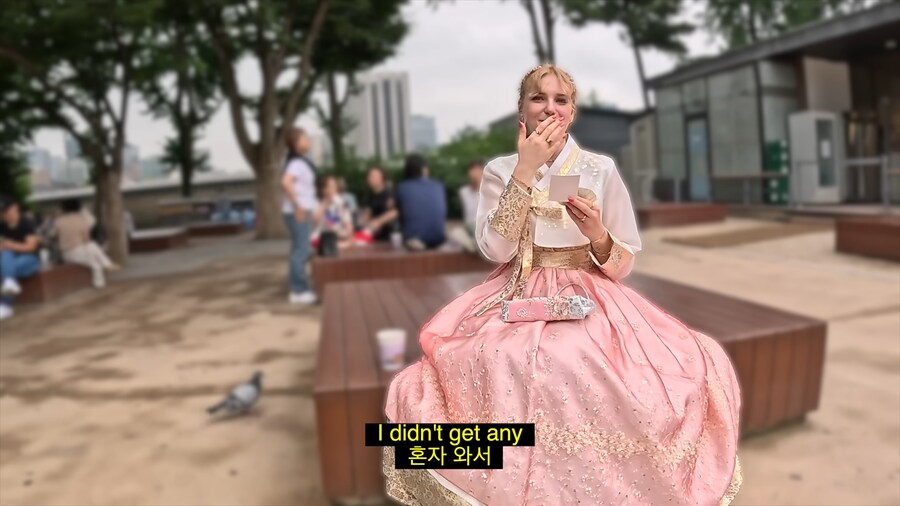 유튜브) 외국인들 사진찍어서 선물해주는 유튜버_30.png