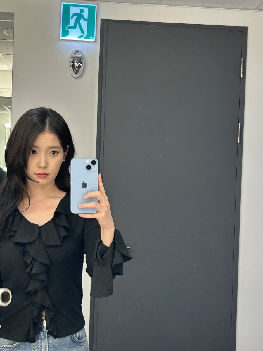 2025.11.07 아이유 베리즈 포스트_4.jpg
