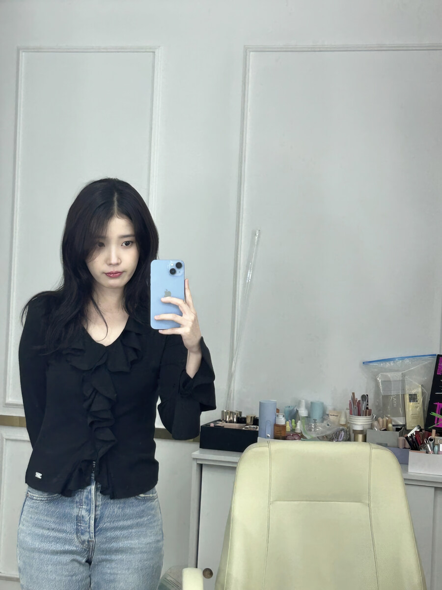 2025.11.07 아이유 베리즈 포스트 사진 보정_1.jpg