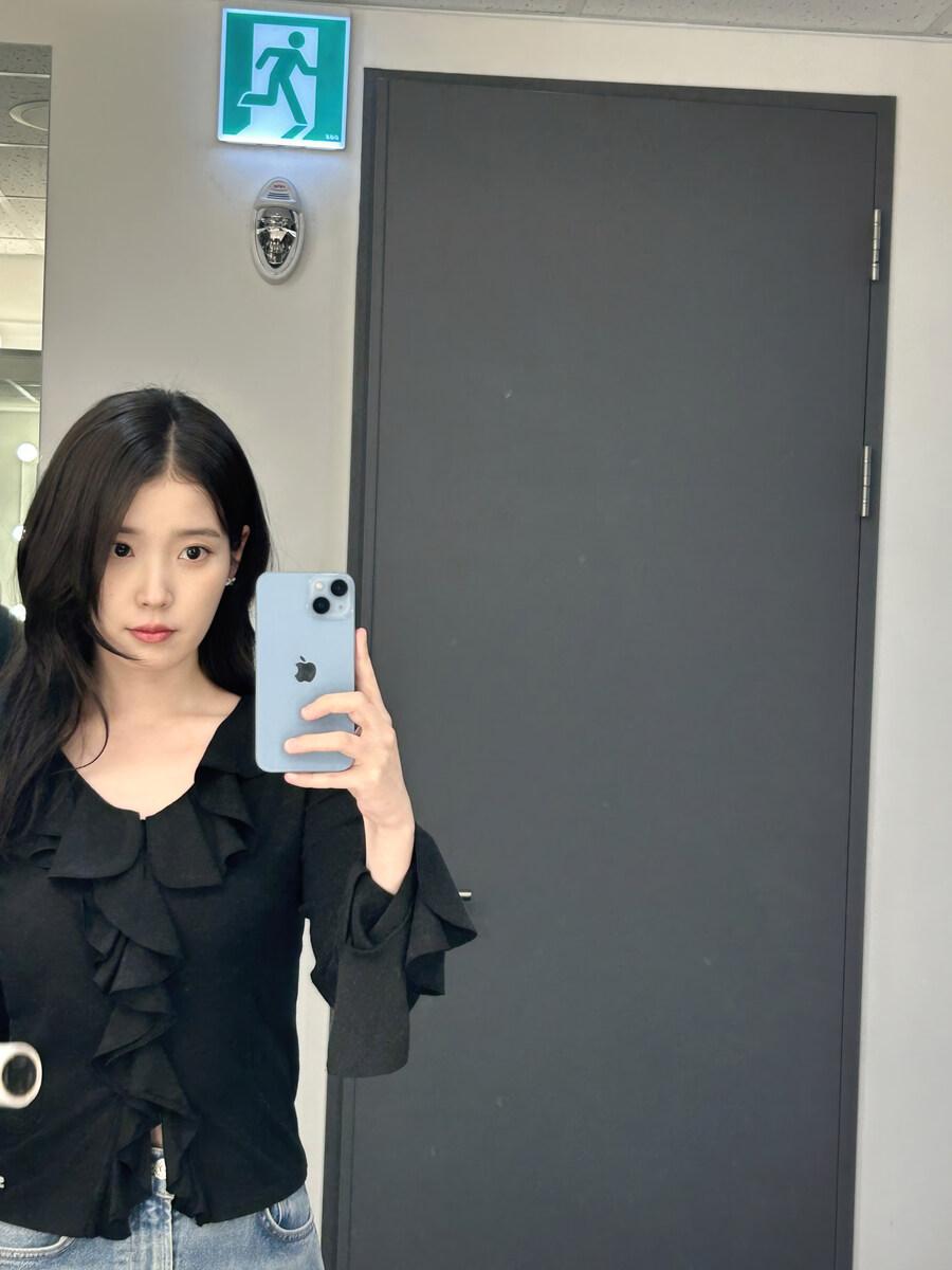2025.11.07 아이유 베리즈 포스트 사진 보정_3.jpg