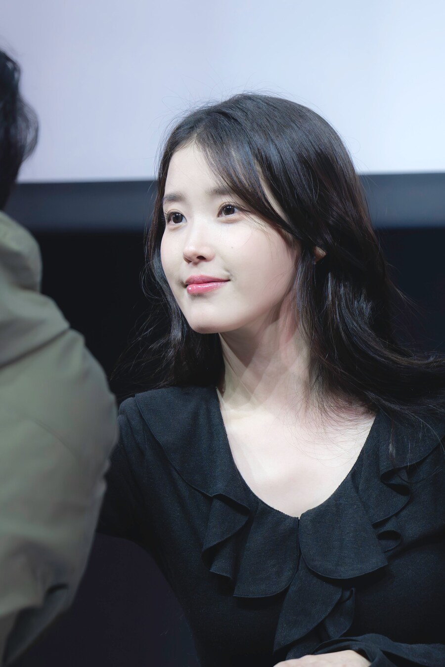 2025.11.07 아이유 푸라닭 팬싸인회(셀카봉)_7.jpg