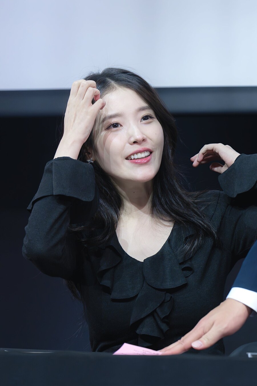 2025.11.07 아이유 푸라닭 팬싸인회(셀카봉)_10.jpg