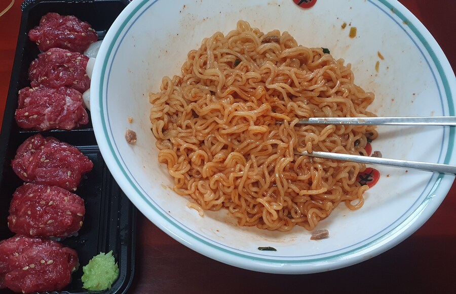 점심으로 먹은 육회초밥과 신라면 비빔면_1.jpg