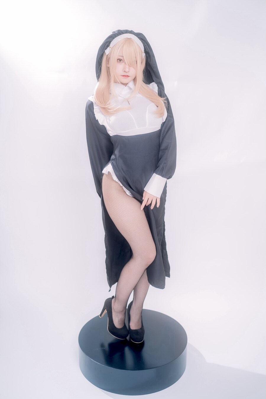 망사스타킹 신은 수녀 코스프레_3.jpg