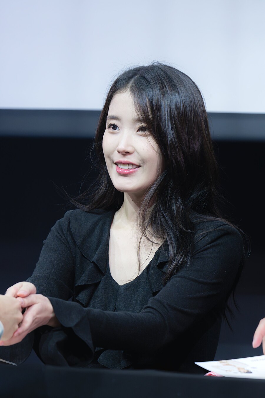 2025.11.07 아이유 푸라닭 팬싸인회(셀카봉)_18.jpg