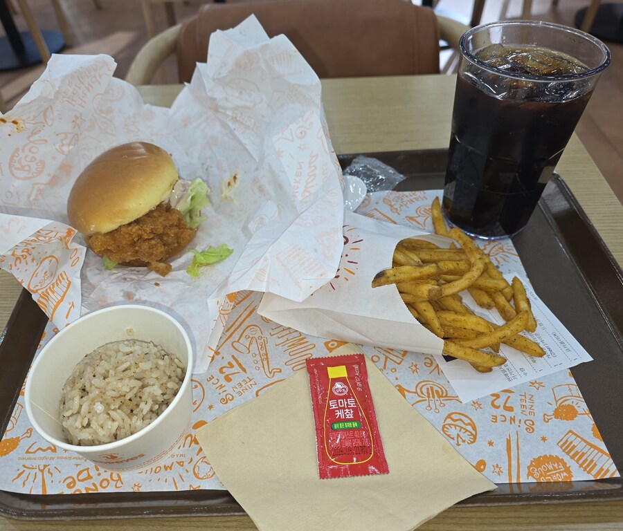 파파이스에서 먹은 루이 탄두리 버거_1.jpg