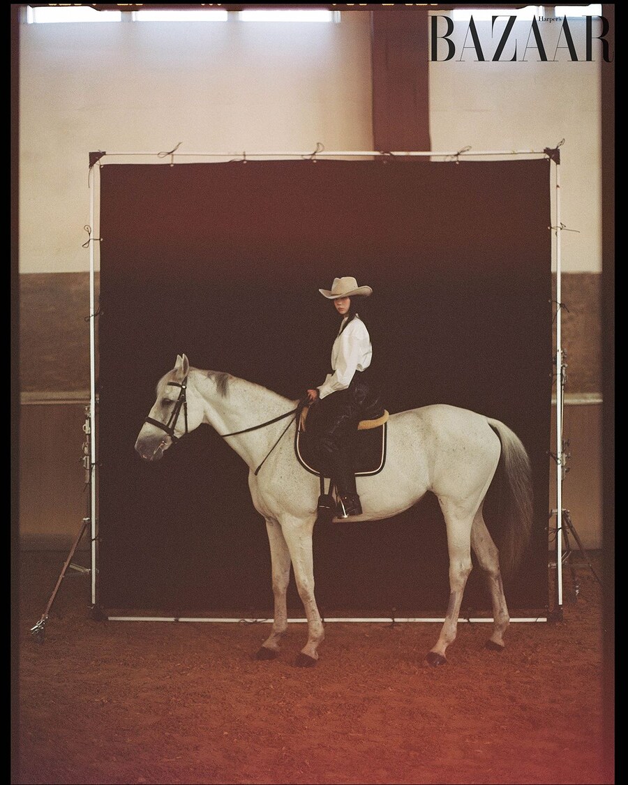 [에스파]🐴말이 좋아🥰 윈터 하퍼스바자 10월호 커버 비하인드_18.jpg