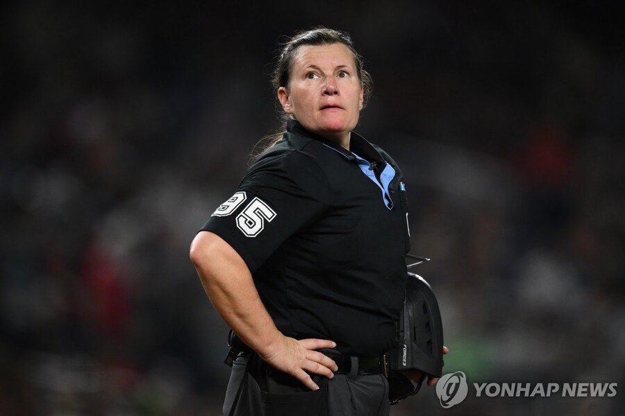 야구) 개눈깔 심판 까는 대화하는 한국, 일본 선수들_1.jpg