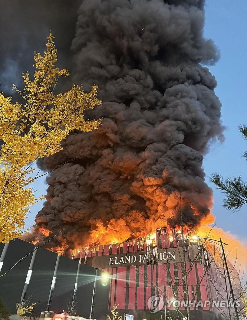 어제 발생한 천안 패션 물류센터 화재_2.jpg