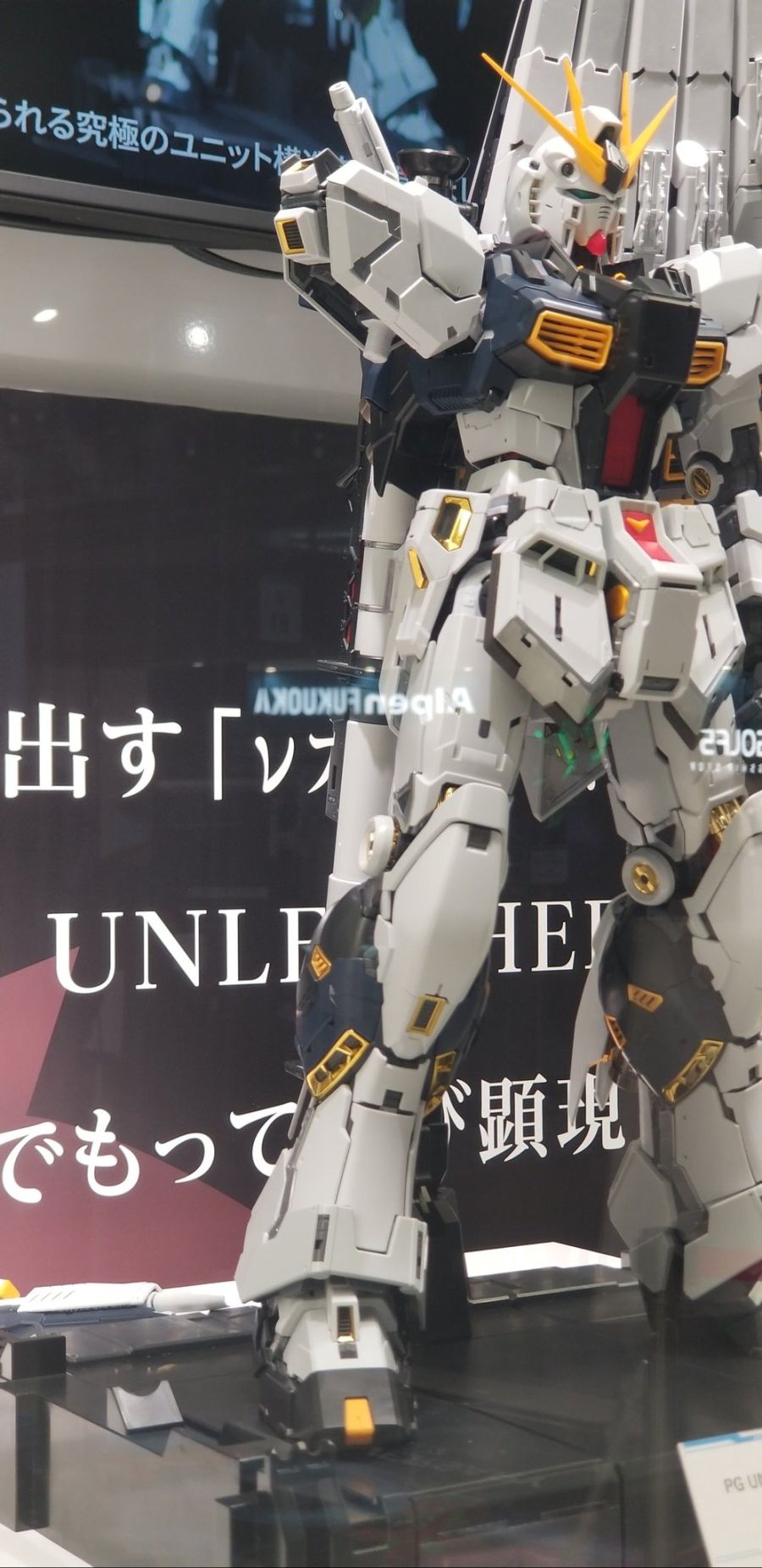 PG 언리쉬드 뉴 건담 후쿠오카점 전시 사진 (오른팔 낙하)_2.jpg