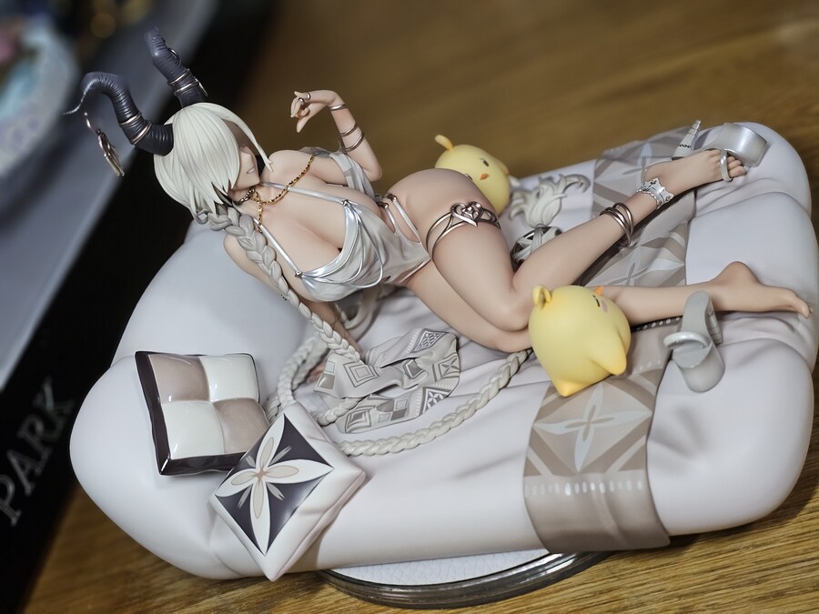 오늘 받은 시골 처녀 피규어_2.jpg