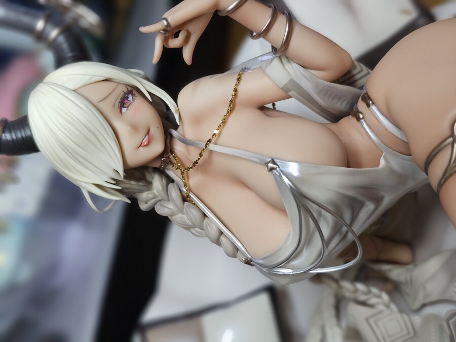 오늘 받은 시골 처녀 피규어_7.jpg