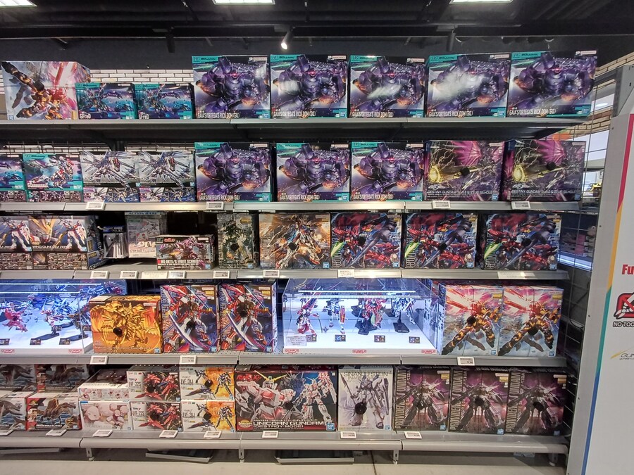 김해이마트에 제법 건프라가 들어왔네요_2.jpg