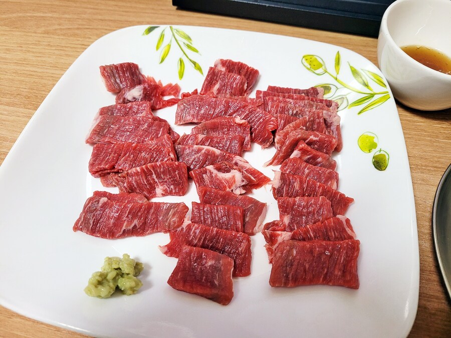 육회 썰어서 참기름장이랑 와사비간장에 먹기_1.jpg