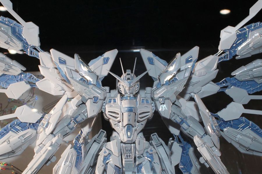 MGEX 스트라이크 프리덤 코팅판 계열 다각도 전시 사진_3.jpg