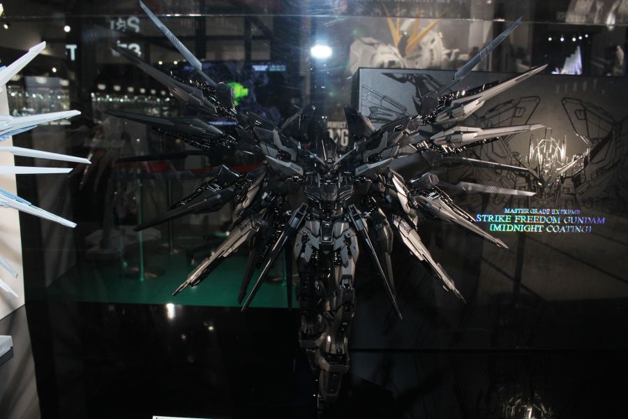 MGEX 스트라이크 프리덤 코팅판 계열 다각도 전시 사진_7.jpg