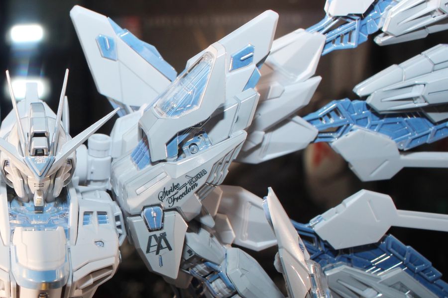 MGEX 스트라이크 프리덤 코팅판 계열 다각도 전시 사진_15.jpg