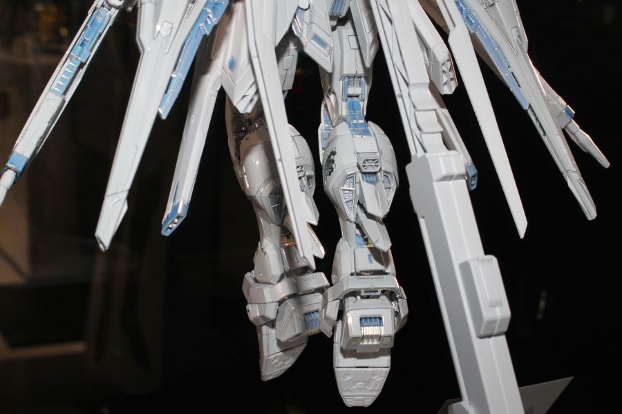 MGEX 스트라이크 프리덤 코팅판 계열 다각도 전시 사진_19.jpg