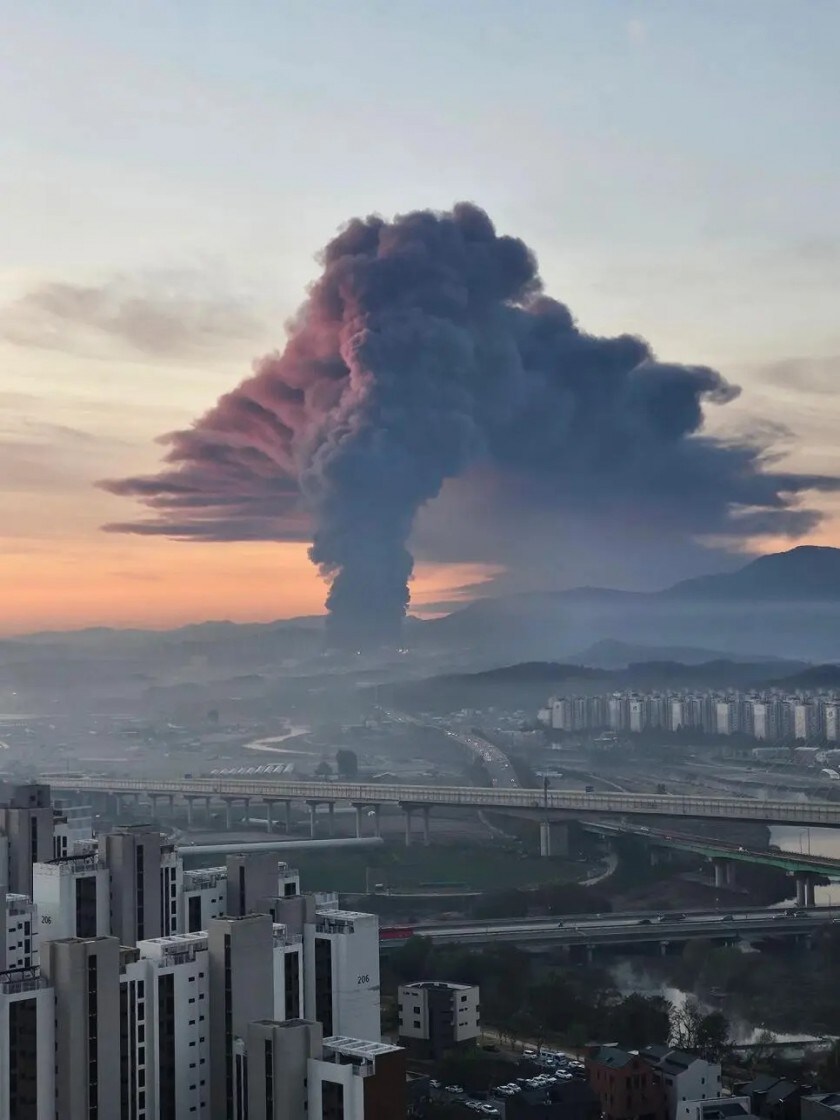 멀리서 본 천안 이랜드 화재사진_1.jpg