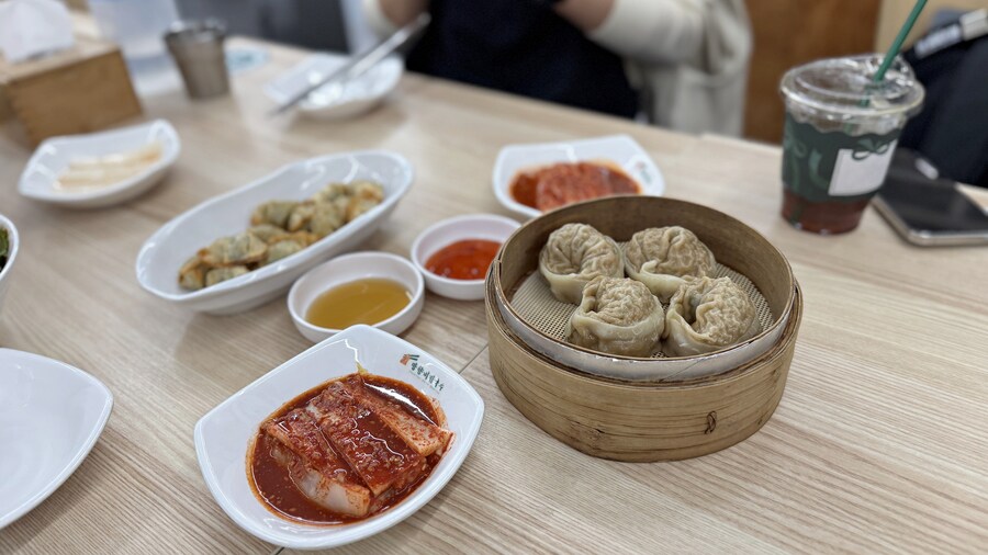 밖에서 밥 먹습니다 - 서울 잠원, 망향비빔국수(신사점)_1.jpg