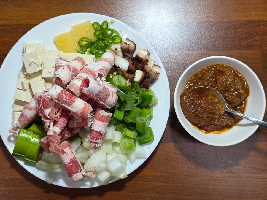 대충 끓여먹는 우삼겹 청국장_2.png