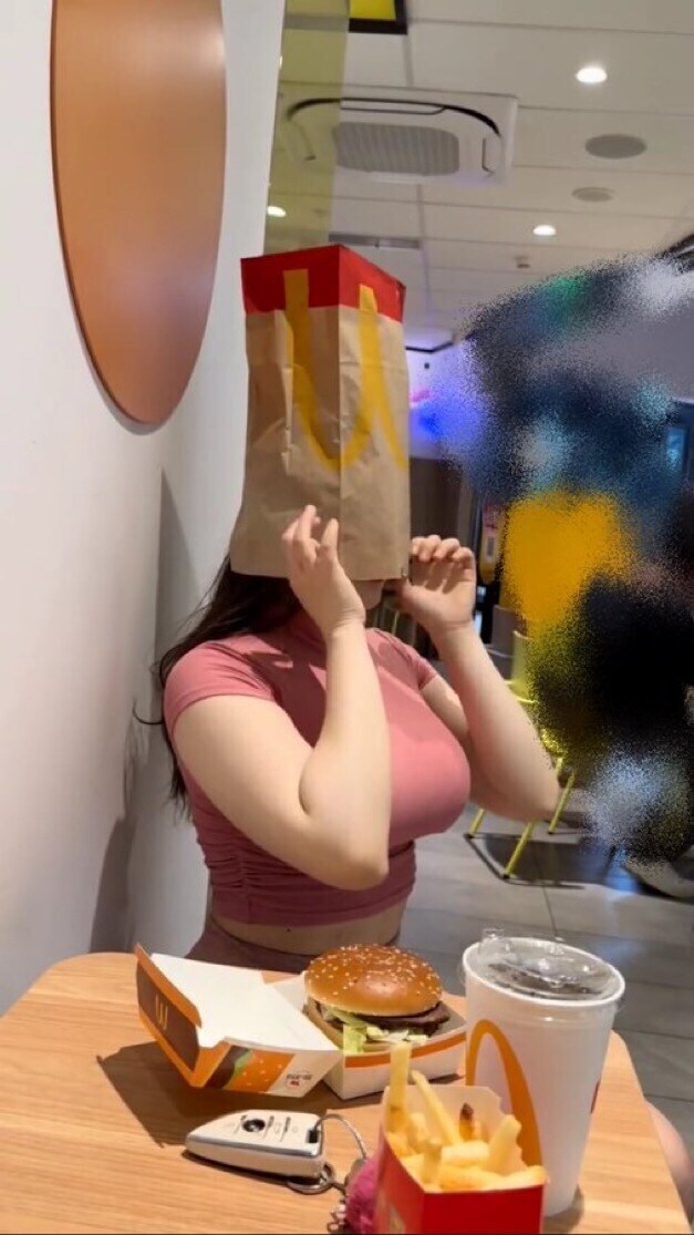 맥도날드 봉지로 장난치는 여성.jpg_1.jpg