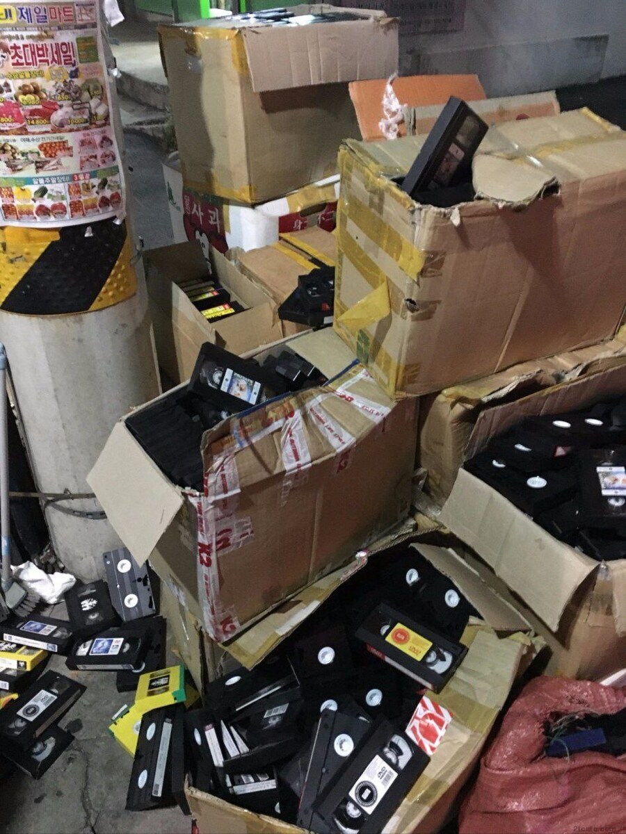 길거리에 해석 장치만 있다면 무궁무진한 가치를 가진 보물이 버려져 있다.jpg_1.jpg