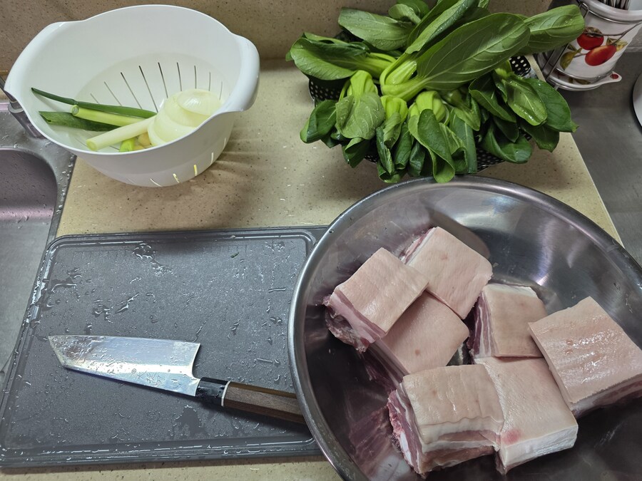 직장에서 3천원씩 걷어서 해먹는 점심 동파육_2.jpg