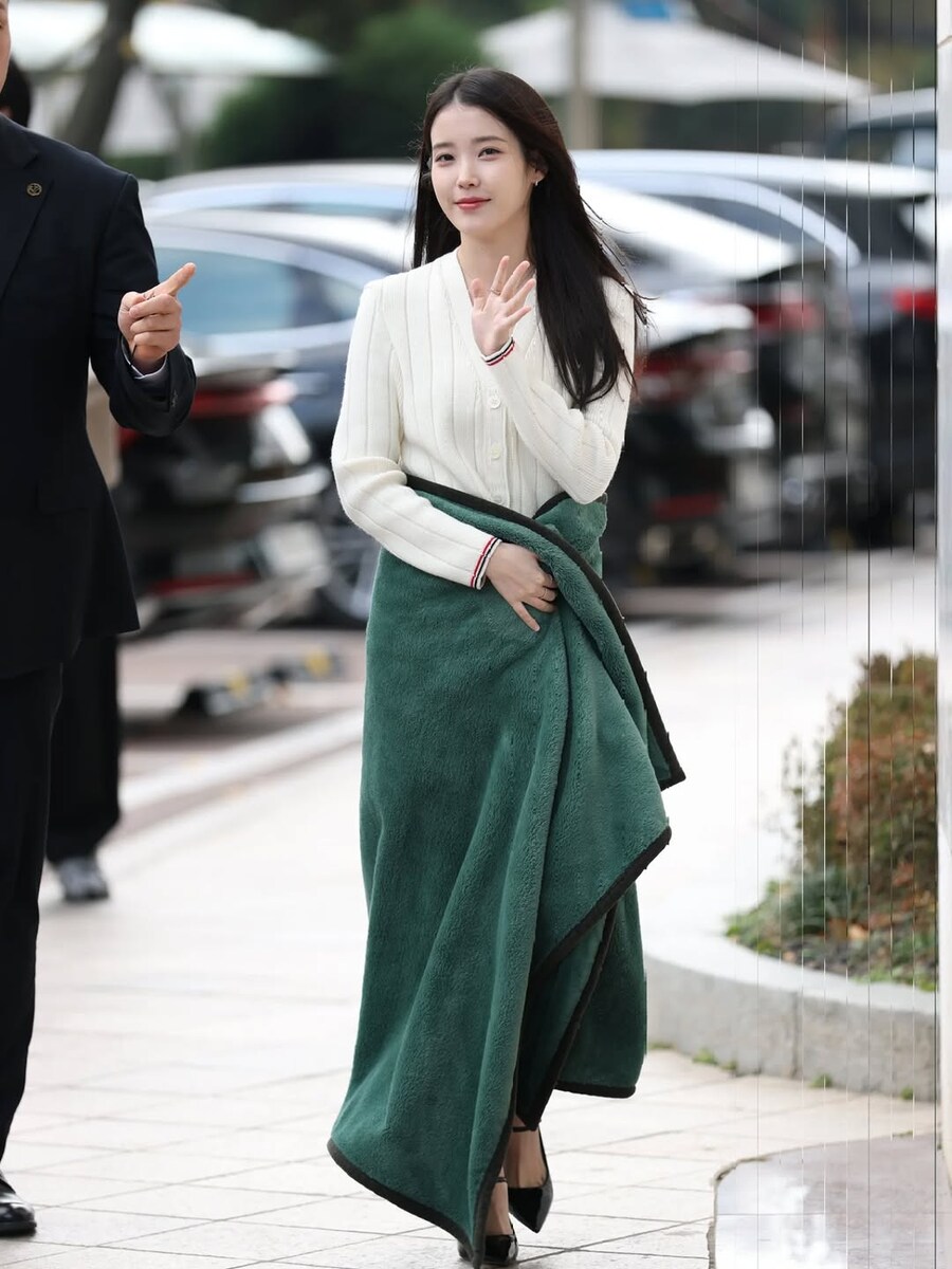 아이유, 연말룩으로 사랑스럽게_1.jpg