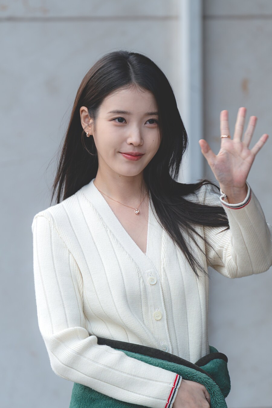 2025.11.26 제이에스티나, 아이유 팬사인회 출근길(셀카봉)_4.jpg