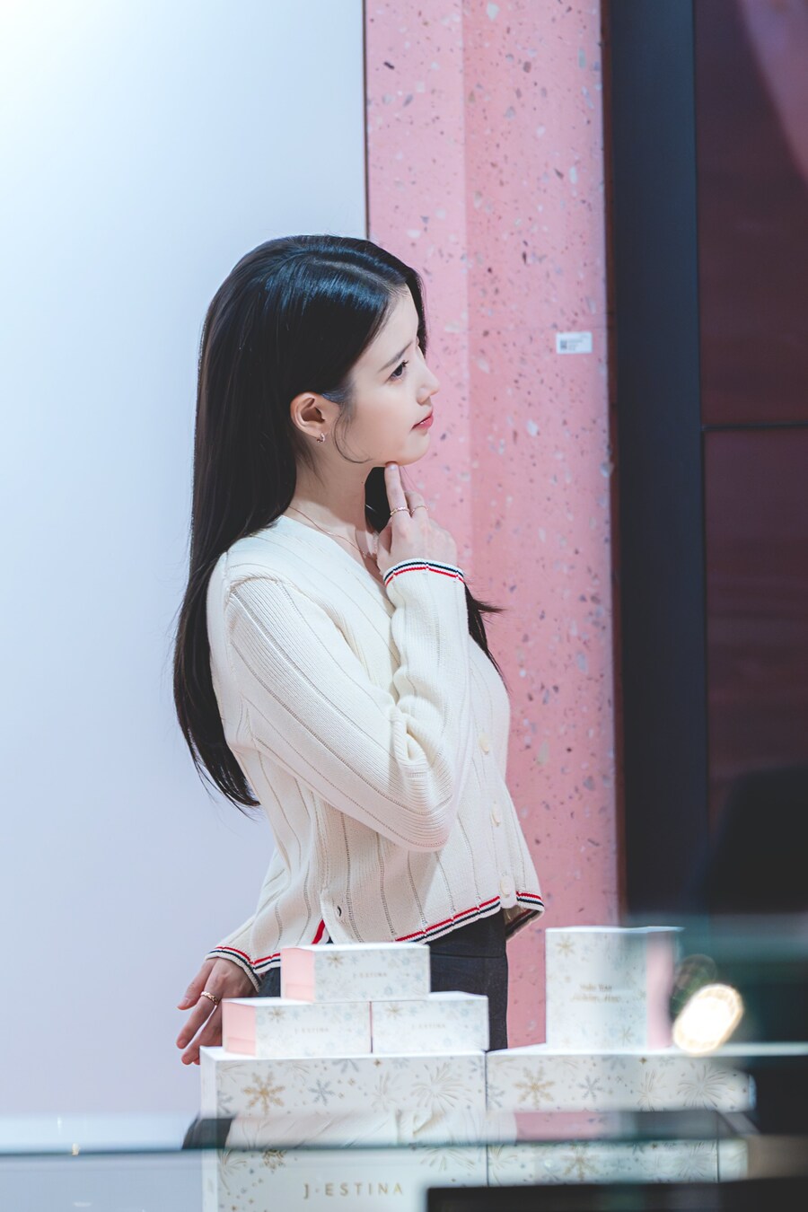 2025.11.26 제이에스티나, 아이유 팬사인회 포토월(셀카봉)_2.jpg