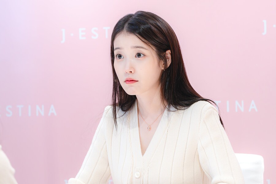 2025.11.26 제이에스티나, 아이유 팬사인회(셀카봉)_1.jpg