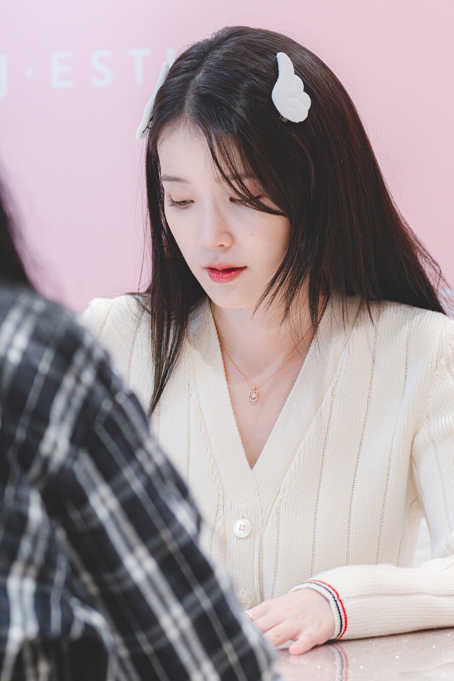 2025.11.26 제이에스티나, 아이유 팬사인회(셀카봉)_10.jpg