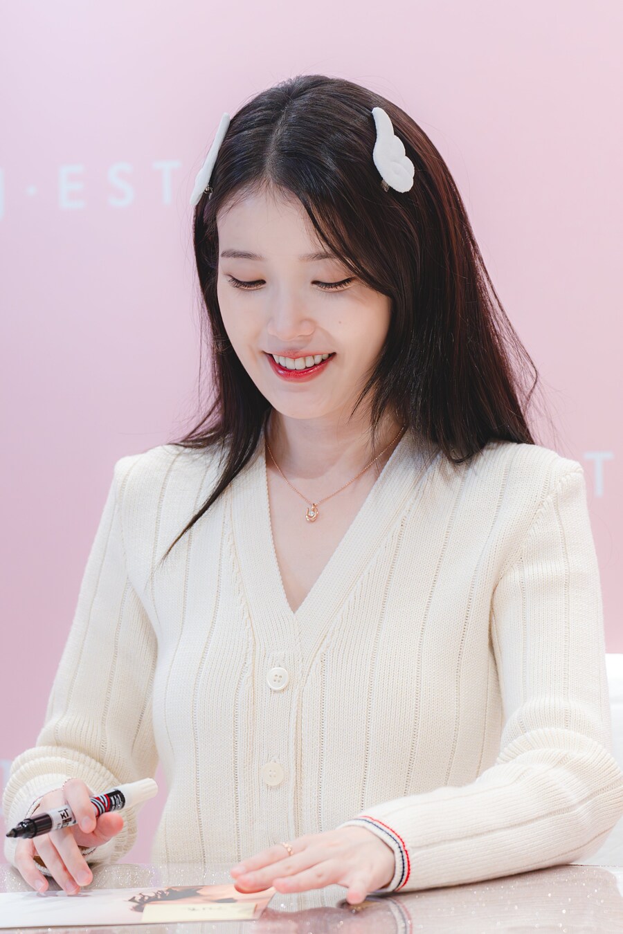 2025.11.26 제이에스티나, 아이유 팬사인회(셀카봉)_12.jpg