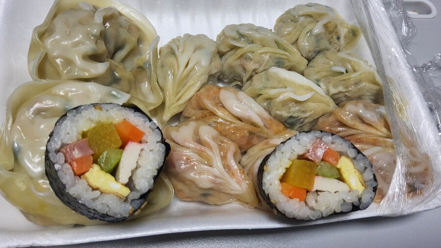 2500 동네김밥과 7000 모듬만두_7.jpg