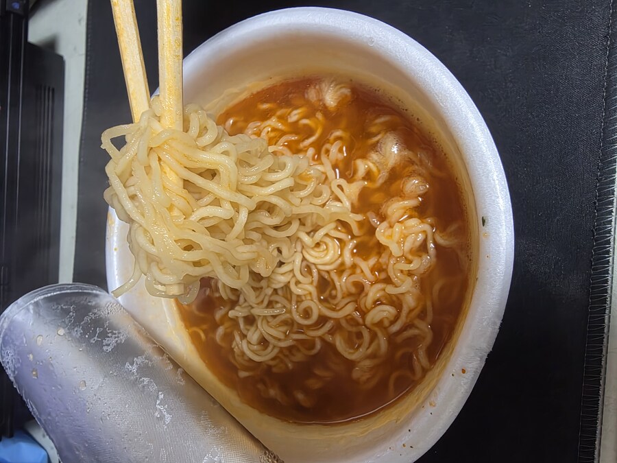 추운 아침에 김치 사발면_3.jpg