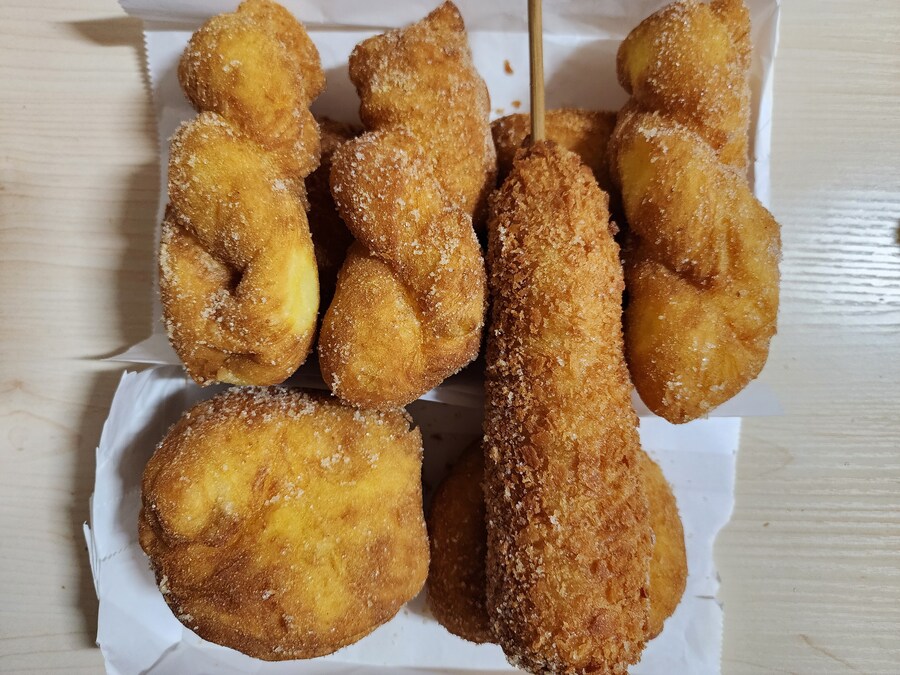 시장에서 산 고로케, 꽈배기, 도너츠, 핫도그_1.jpg