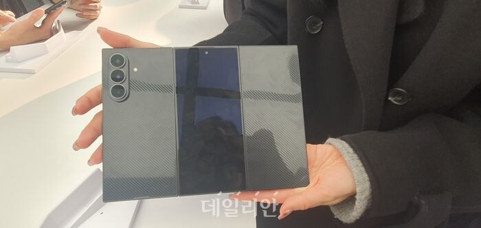 갤럭시 Z 트라이폴드 실물 사진 모음_6.jpg