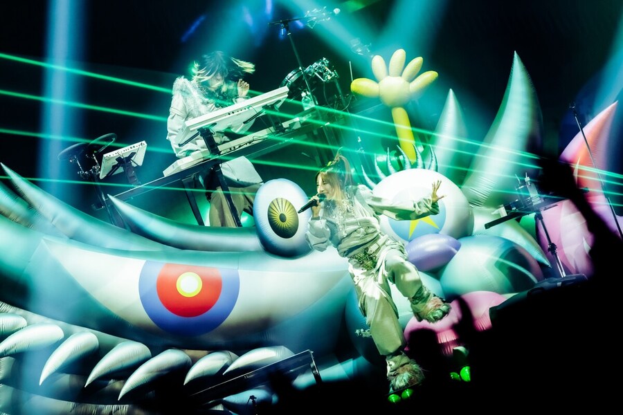 RADWIMPSx요아소비 「회심의 일격」 라이브 영상_2.jpg